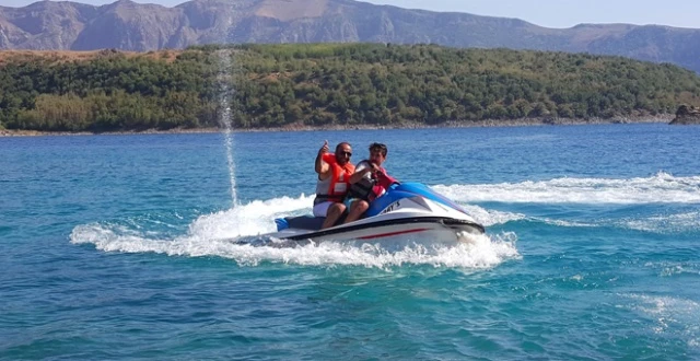 Dünyanın ikinci büyük krater gölünde jet ski keyfi