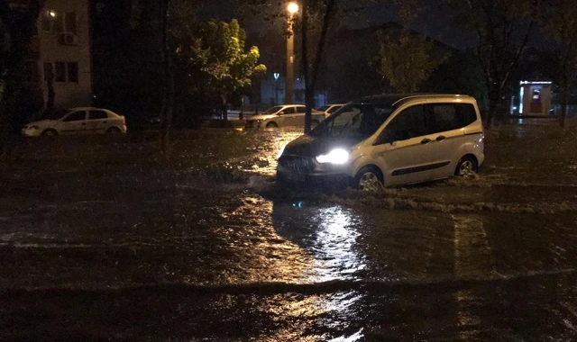 Edirne gece vakti gelen yağmura teslim oldu