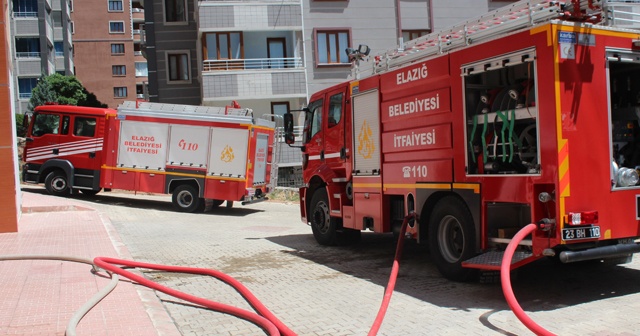 Elazığ’da 12 katlı binanın çatı katında yangın