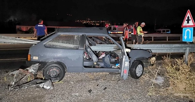 Erzincan&#039;da otomobil bariyerlere saplandı: 1 ölü