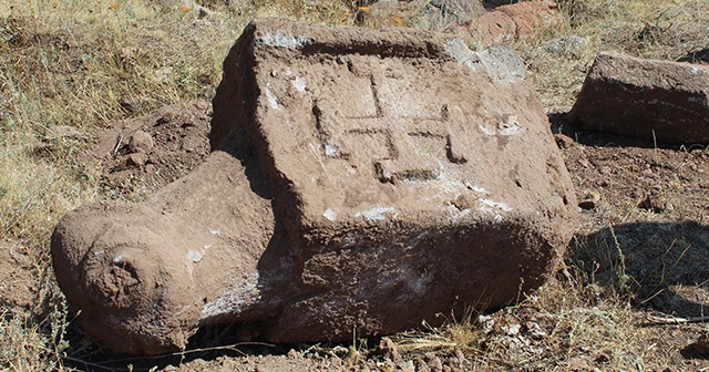 Erzurum’da koç başlı mezar taşları bulundu