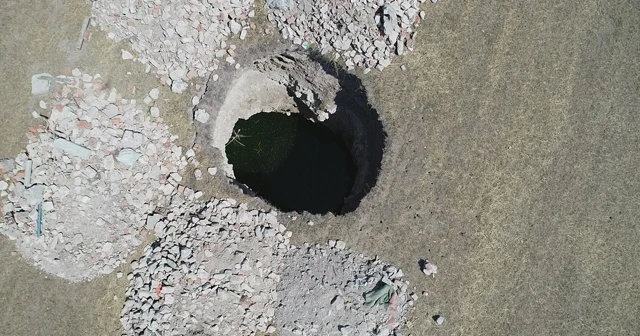 Eskişehir'de, 17 metre derinliğinde obruk oluştu