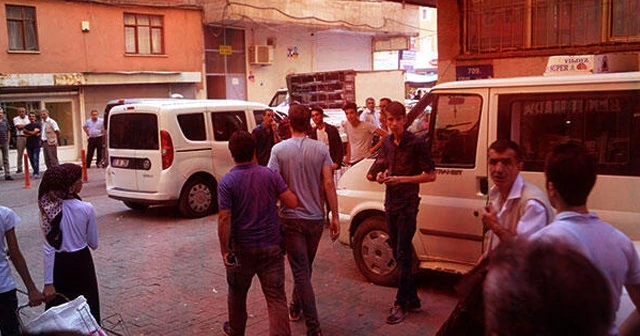 Evde tabancayla oynarken ağabeyini vurdu