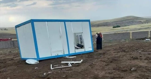 Fırtınadan korunmak için konteynere girdi! Dehşeti yaşadı