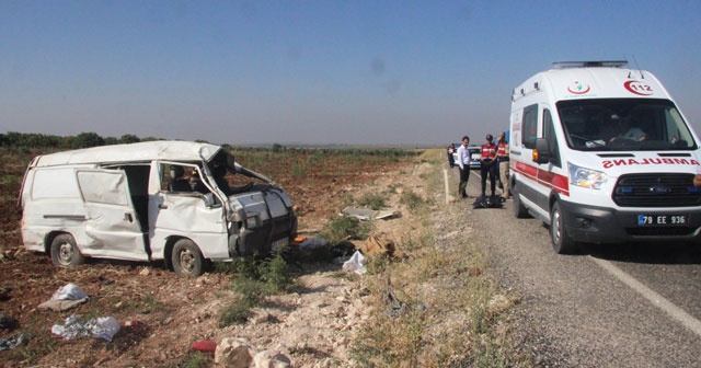 Göçmenleri taşıyan minibüs devrildi: 2 ölü, 20 yaralı