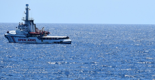 Günlerdir Akdeniz’de bekleyen sığınmacılar son çare denize atladı