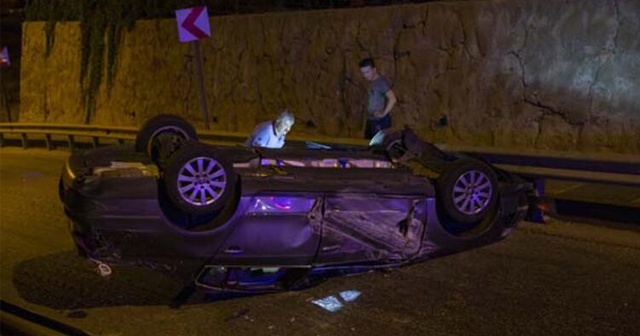 Gurbetçi ailenin otomobili bariyerlere çarparak devrildi