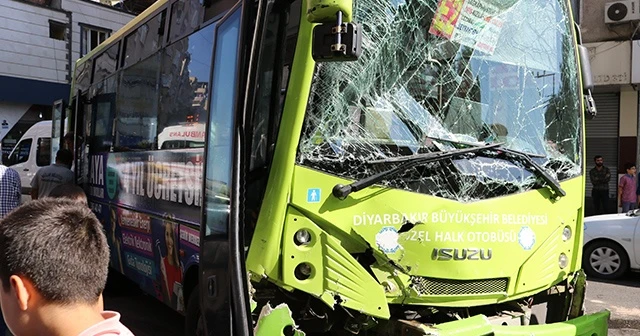 Halk otobüsü kepçeye çarptı