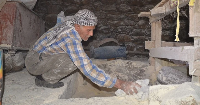 Harabe değirmende 40 yıldır ekmek parası kazanıyor