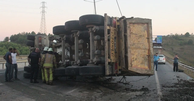 Hasdal havalimanı yolu kaza sebebiyle kapandı