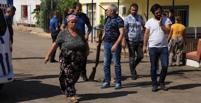 Hastane önünde birbirlerine ateş açtılar