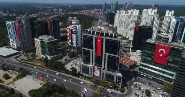 Her yer dev Türk bayraklarıyla donatıldı