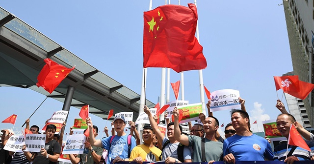 Hong Kong’da Çin yanlıları gösteri düzenledi