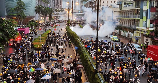 Hong Kong&#039;da protestocuların liderlerine gözaltı
