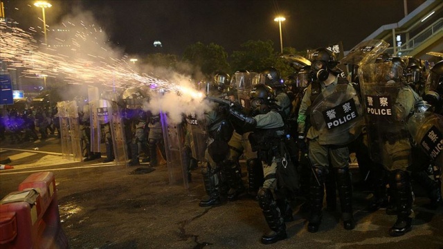 Hong Kong&#039;daki protestolarda polisten göz yaşartıcı gazla müdahale