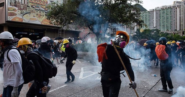 Hong Kong&#039;ta protestoculara sopalı saldırı