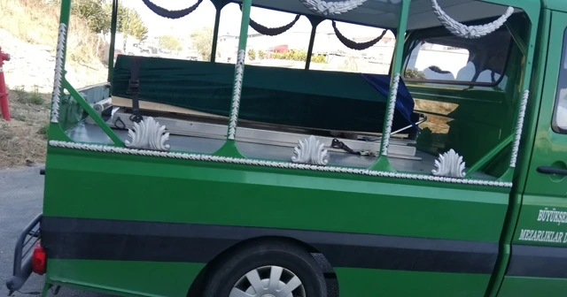 Hostesin kıyafetindeki fuları, tabutunun başına konuldu