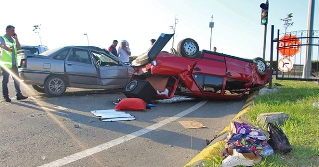 Hurdaya dönen otomobilden burnu kanamadan çıktılar