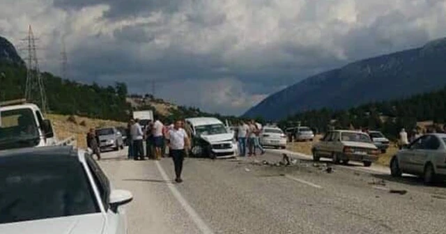 İki araç kafa kafaya çarpıştı