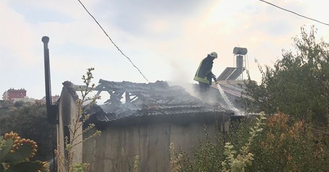 İki katlı ahşap ev yangında kül oldu