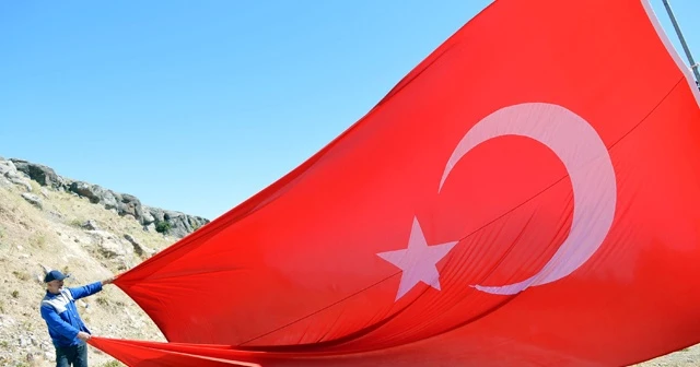İlçe girişindeki dev Türk bayrağını 7 yıldır kendisi yeniliyor