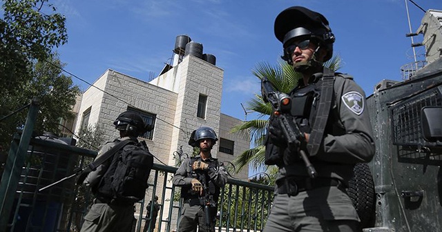 İsrail Ramallah&#039;ta 3 Filistinliyi gözaltına aldı