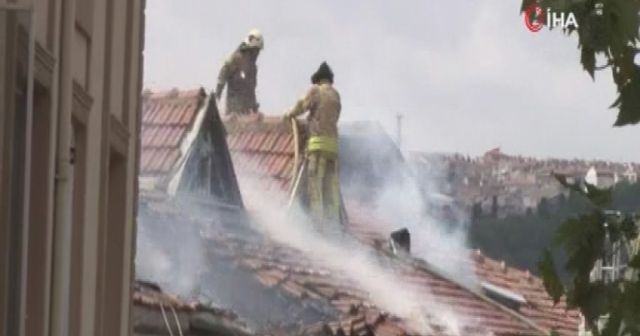 İstanbul Beyoğlu&#039;nda çatı yangını paniğe neden oldu