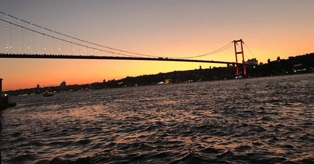 İstanbul'da akşam saatlerinde gökyüzü kızıla büründü