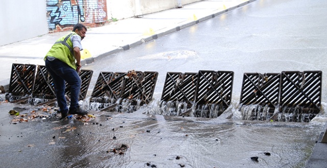 İstanbul&#039;da aşırı yağış iki ilçeyi vurdu