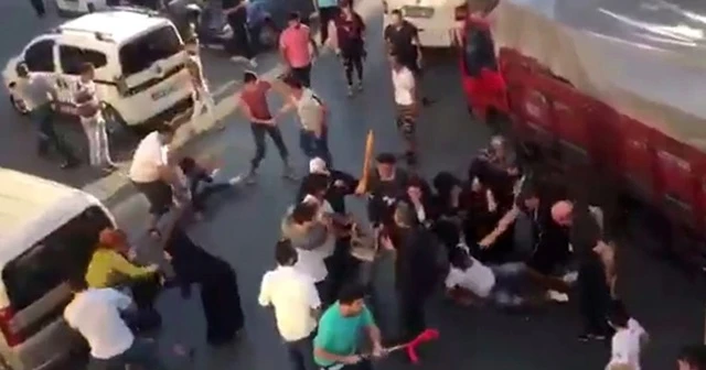 Mahalleli park yeri yüzünden sopalarla birbirine girdi