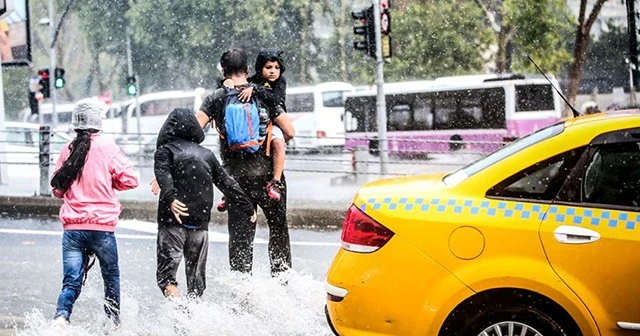 İstanbul&#039;u &#039;çok hücreli fırtına&#039; vurdu