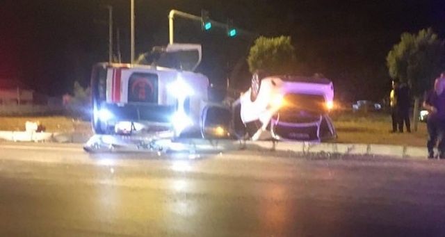 İzmir&#039;de ambulans otomobil ile çarpıştı, çok sayıda yaralı var