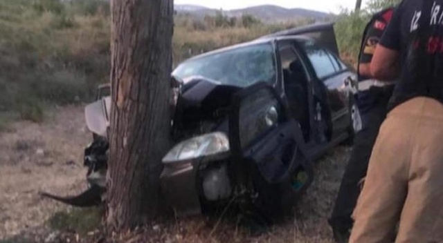 İzmir&#039;de otomobil ağaca çarptı, 3 ölü var