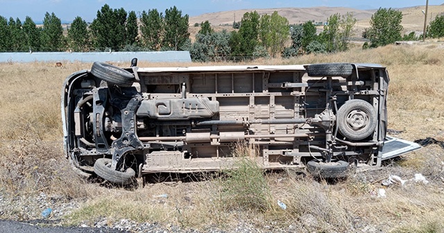 Kaçak göçmenleri taşıyan minibüs takla attı