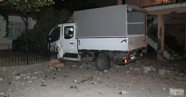 Kamyonet evin bahçesine daldı