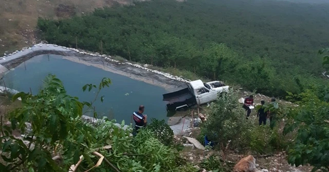 Kamyonet sulama havuzuna düştü