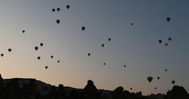 Kapadokya’da balonlar kartpostallık görüntüler oluşturdu
