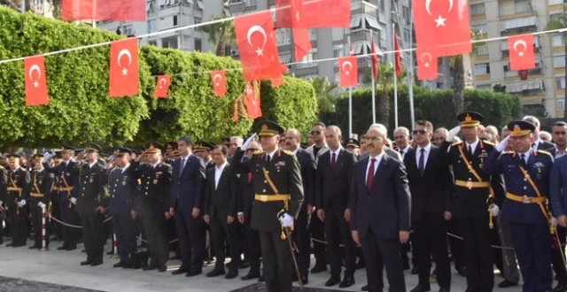 Karalar törene geç kaldı Büyükşehir'in çelengi sunulamadı