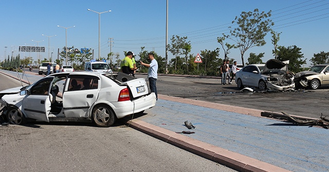 Karşı şeride geçen otomobil, iki otomobile çarptı