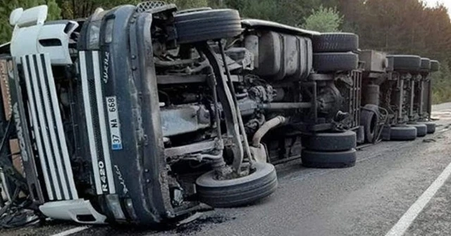 Kastamonu tır devrildi: 1 yaralı