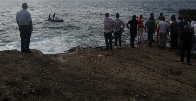 Kayalıklardan denize atlayan genç boğularak öldü