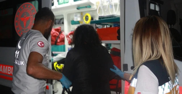 Kız kardeşini sokak ortasında öldüresiye dövüp bıçakladı