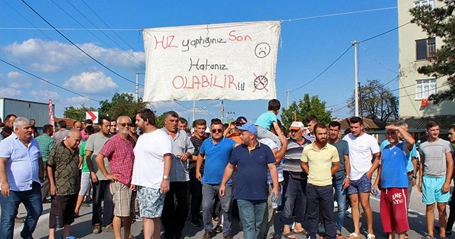 Kızgın vatandaşlar yolu trafiğe kapadı
