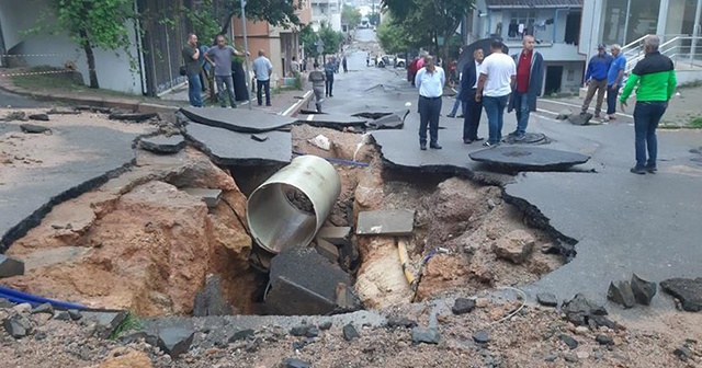 Kocaeli&#039;de yol çöktü, evleri su bastı