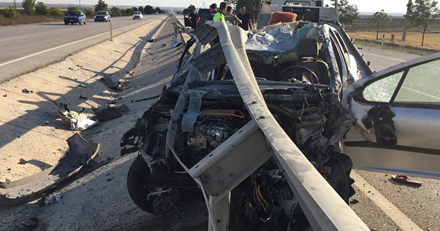 Konya’da otomobil bariyerlere çarptı: 5 yaralı