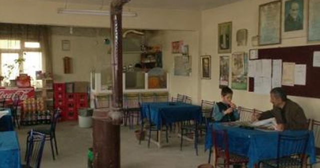 Köy kahvehanesini anne kız işletiyor