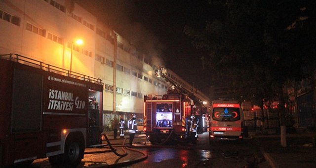 İstanbul&#039;da bir depoda çıkan yangın kontrol altına alındı