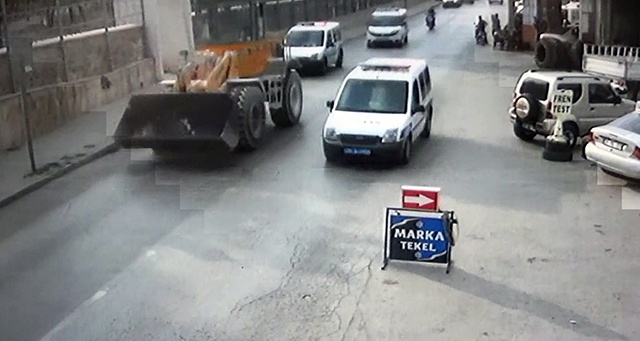 Maaşını alamayınca hem kepçeyi hem polis memurunu kaçırdı