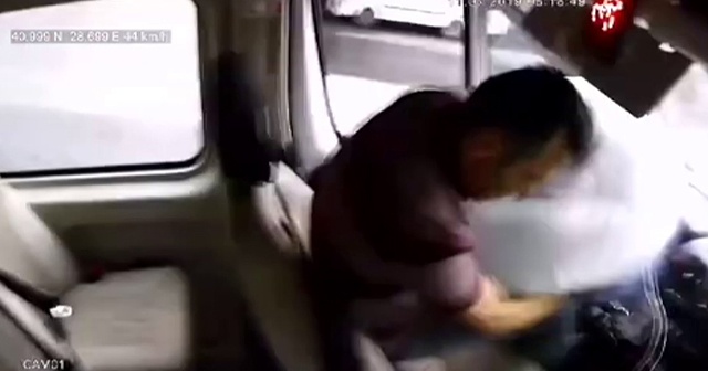 Minibüs şoförünü hava yastığı kurtardı
