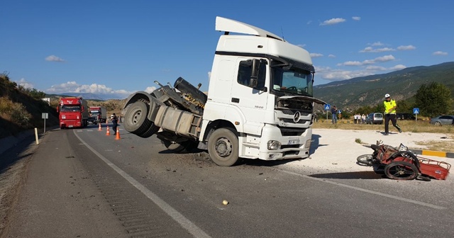 Motosiklet, kum yüklü tırın altına girdi: 1 ölü